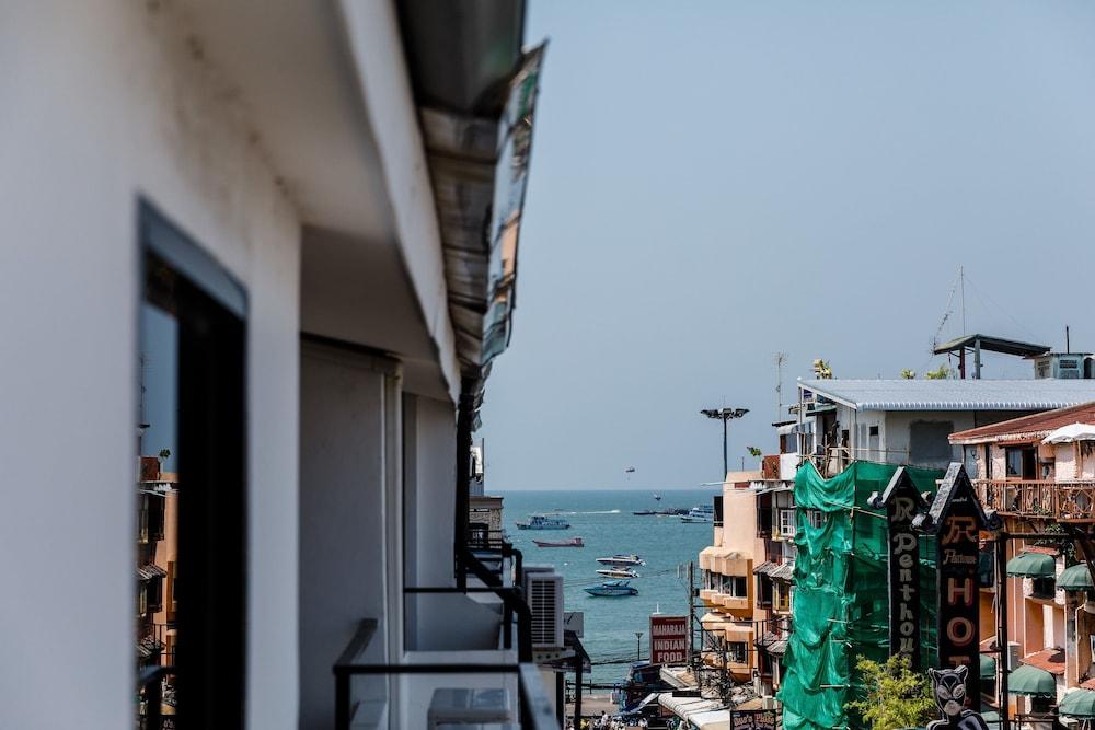 The Classroom Hotel Pattaya Extérieur photo