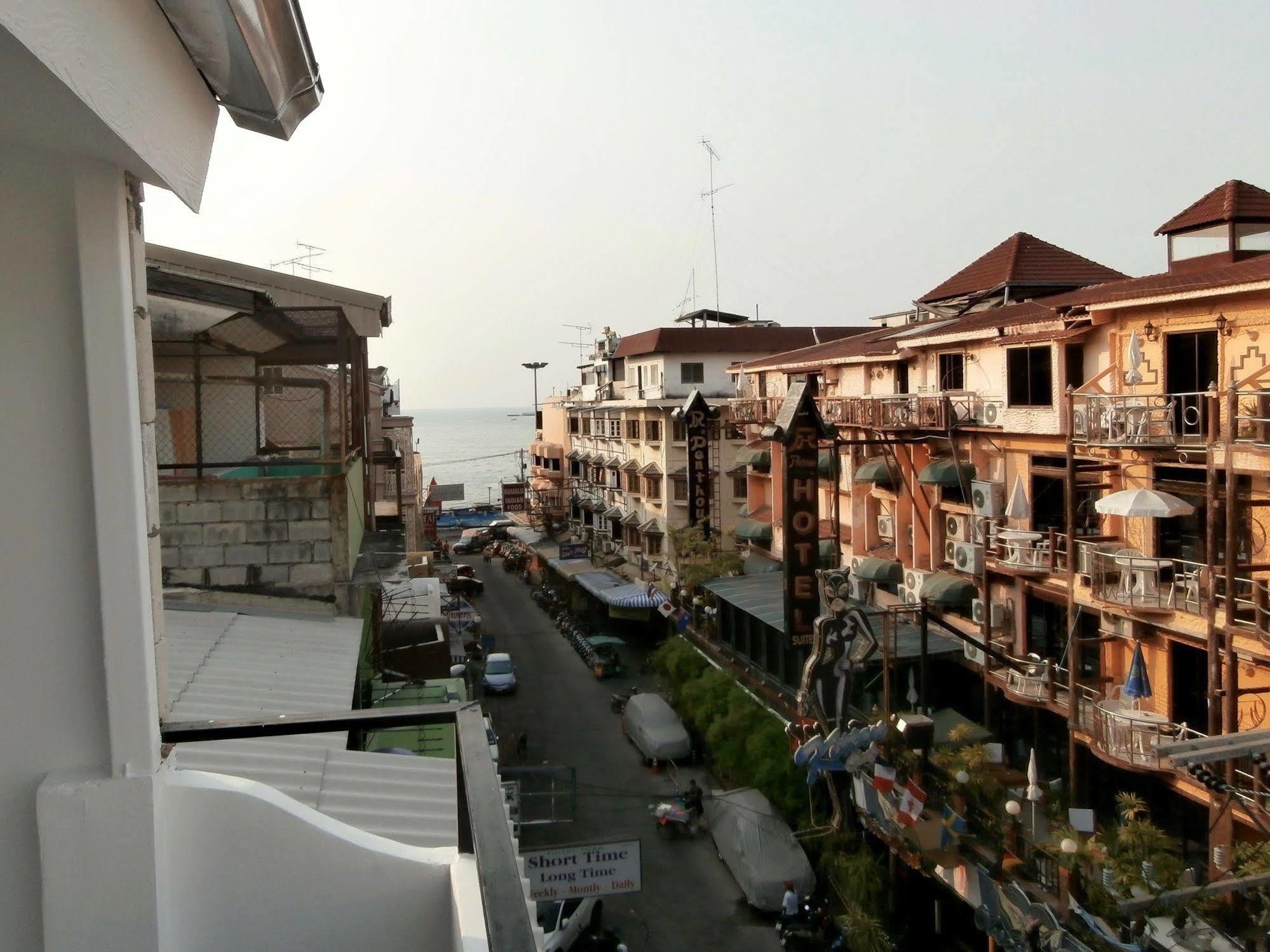 The Classroom Hotel Pattaya Extérieur photo